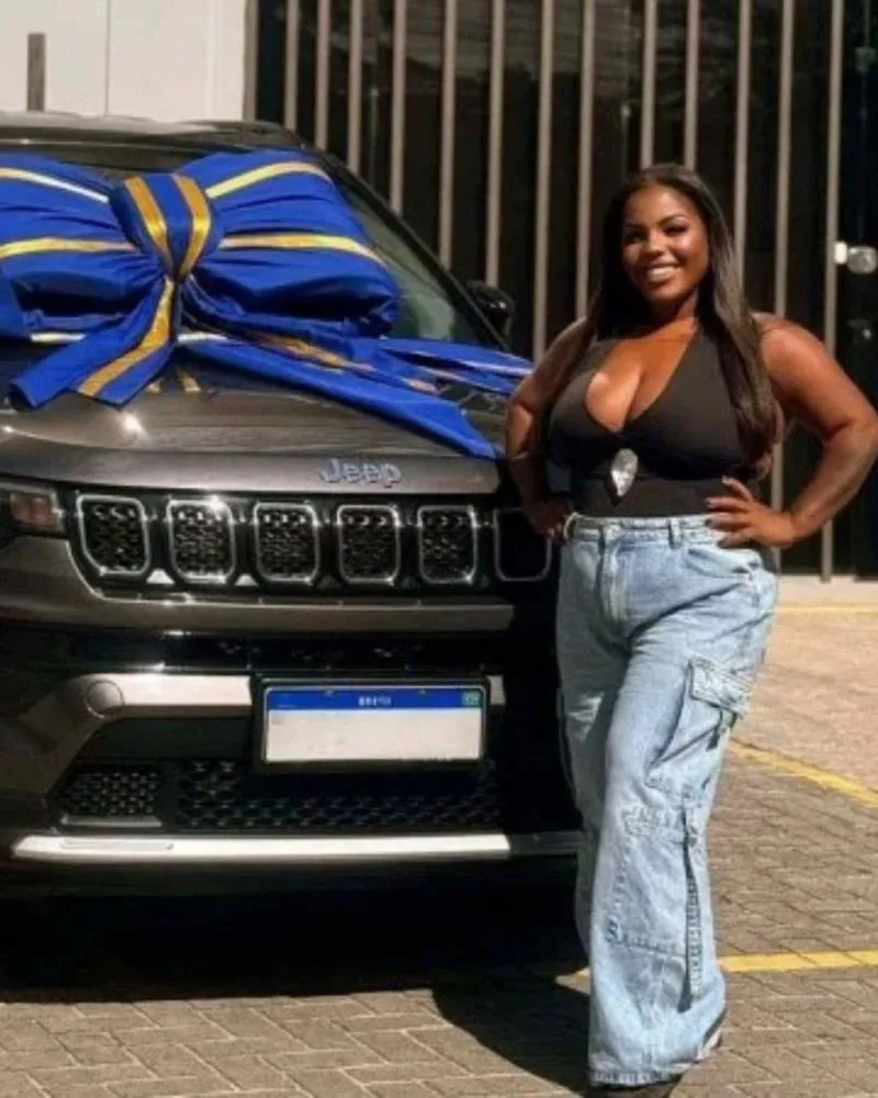 “Diva do CRAS” diz ter perdido Bolsa Família após comprar Jeep e iPhone 17 e divide a internet
