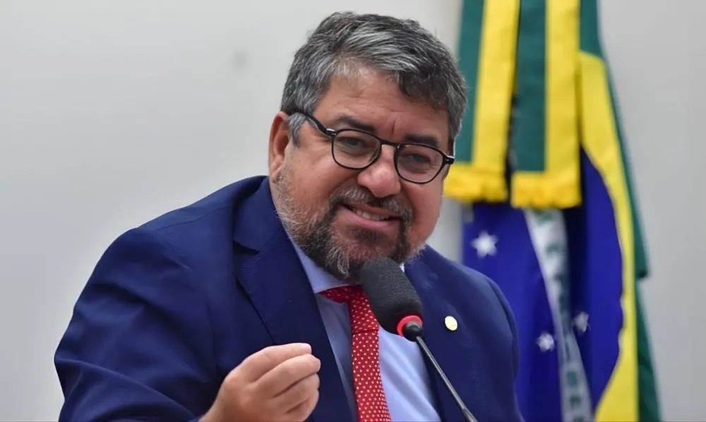 “Ninguém enfrenta fuzil com beijinhos”, vice-presidente do PT defende megaoperação no Rio. Vocês concordam?