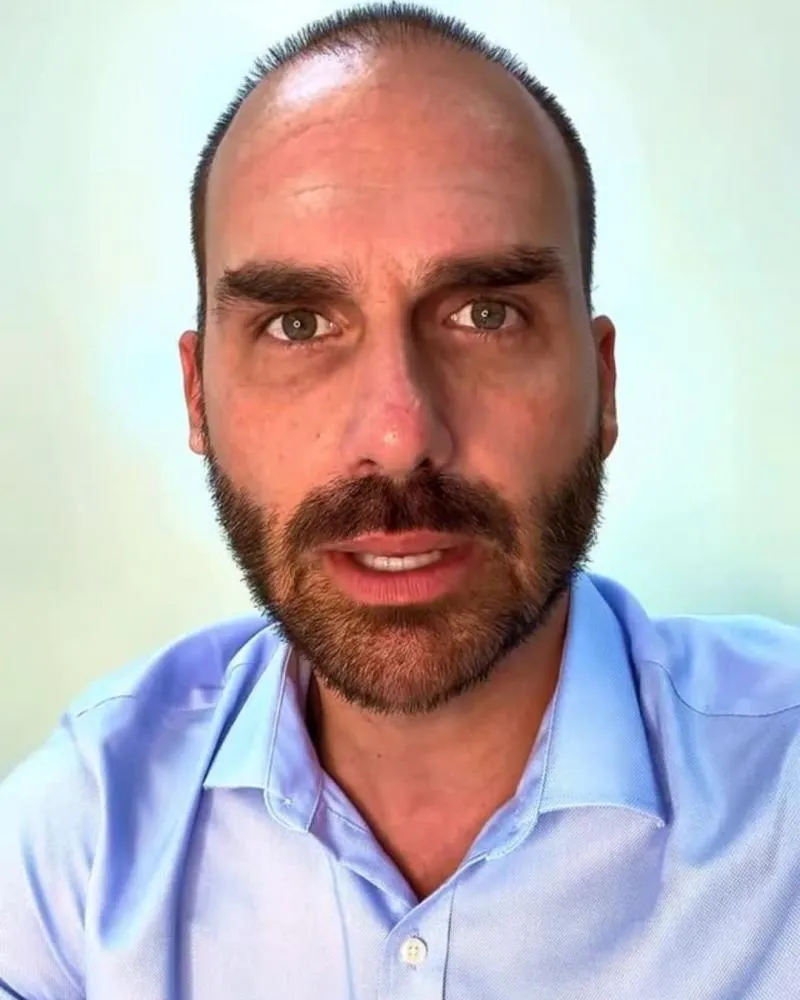 Eduardo Bolsonaro ironiza petista que chamou megaoperação no Rio de 'chacina': “Deve sofrer de problema mental”