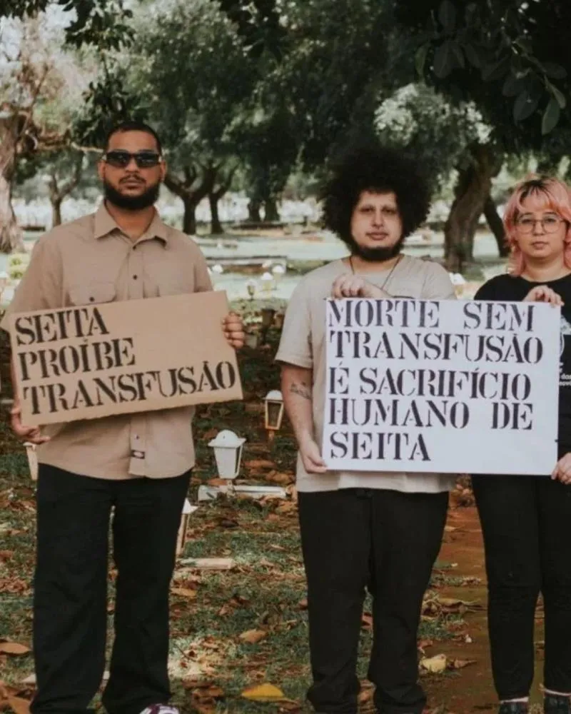 Ex-testemunhas de Jeová vão a cemitérios protestar contra a religião; qual sua opinião?