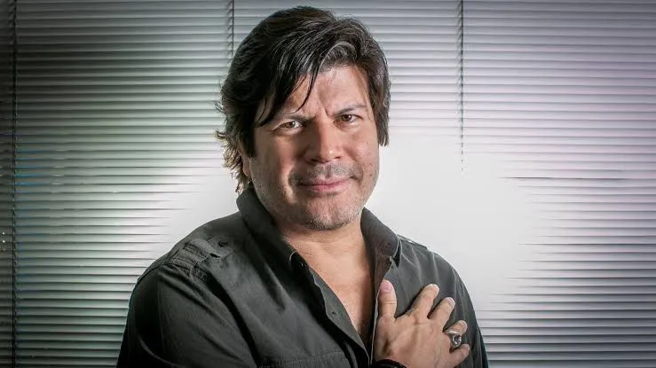 Quem é o famoso cantor que teve um ataque de estrelismo e deixou outro famoso sem camarim durante festa em São Paulo
