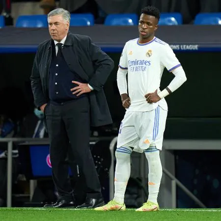 ‘Não sou pai e nem irmão’, diz Ancelotti ao comentar polêmicas de Vini Jr.