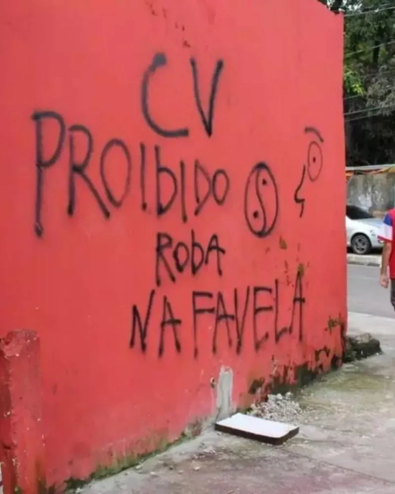 Políticos usam cor “autorizada” pelo CV para fazer campanha em comunidades do RJ