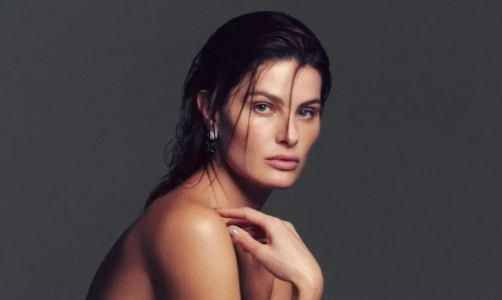 Totalmente nua, Isabeli Fontana choca a web em novo ensaio