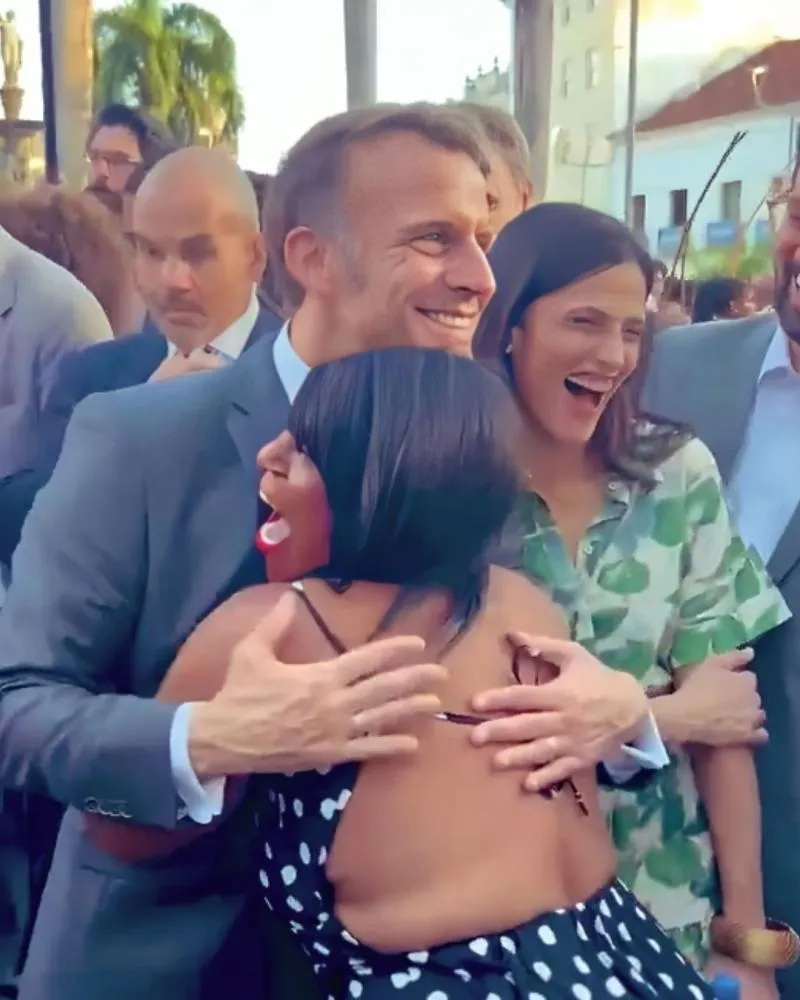 Emmanuel Macron é tietado por brasileiras e toca tambor com o Olodum em Salvador; assista