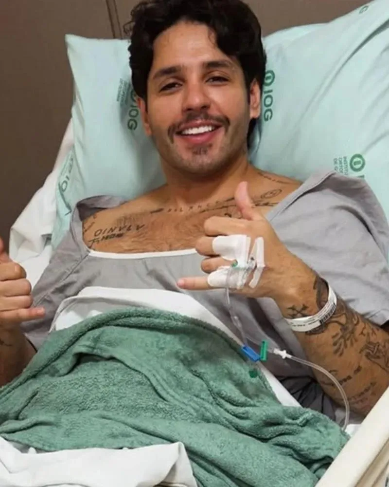 Sertanejo Guilherme atualiza estado de saúde após cirurgia no joelho: “Dessa pra melhor”