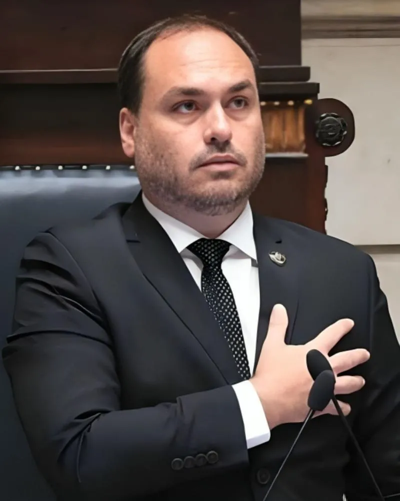 Jornalista aponta hábito de Carlos Bolsonaro que irrita aliados políticos: “Pouco sociável”