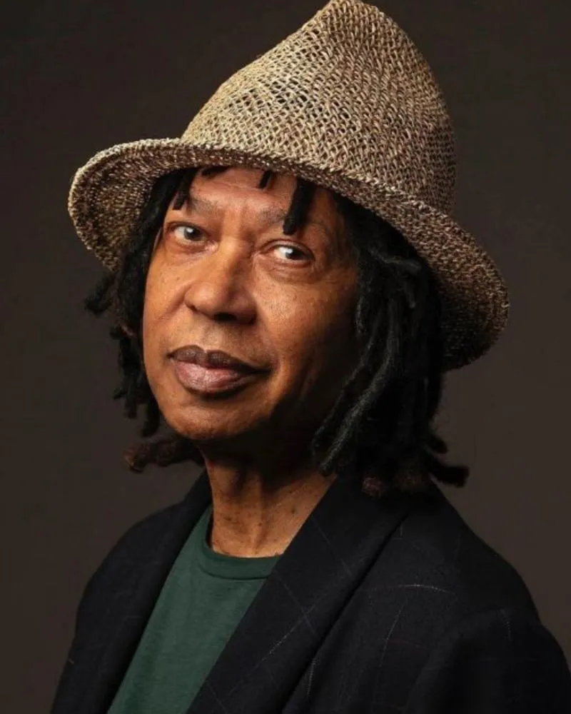 Djavan fala sobre sumiço do pai e relembra luta da mãe para criá-lo sozinha “Teve muito pouco da vida”
