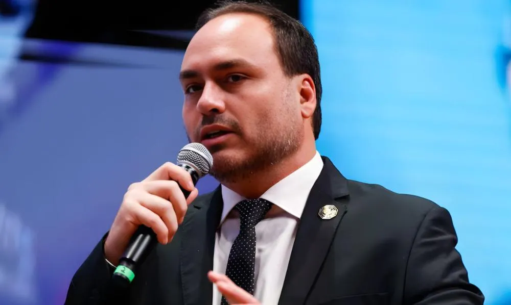 Carlos Bolsonaro garante e se prepara para corrida ao Senado: “Vou me aventurar”