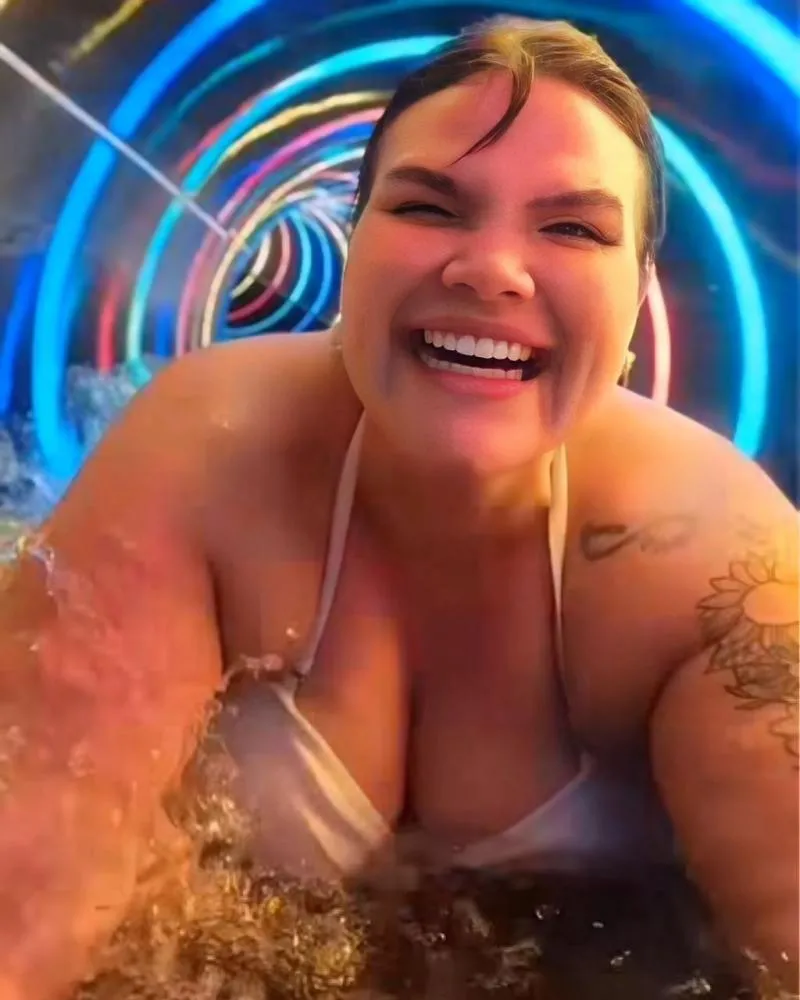 Thais Carla realiza sonho ao descer em tobogã num parque aquático