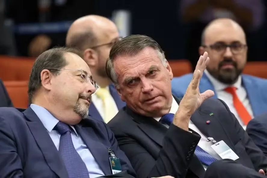Defesa de Bolsonaro projeta prisão do ex-presidente para a próxima semana