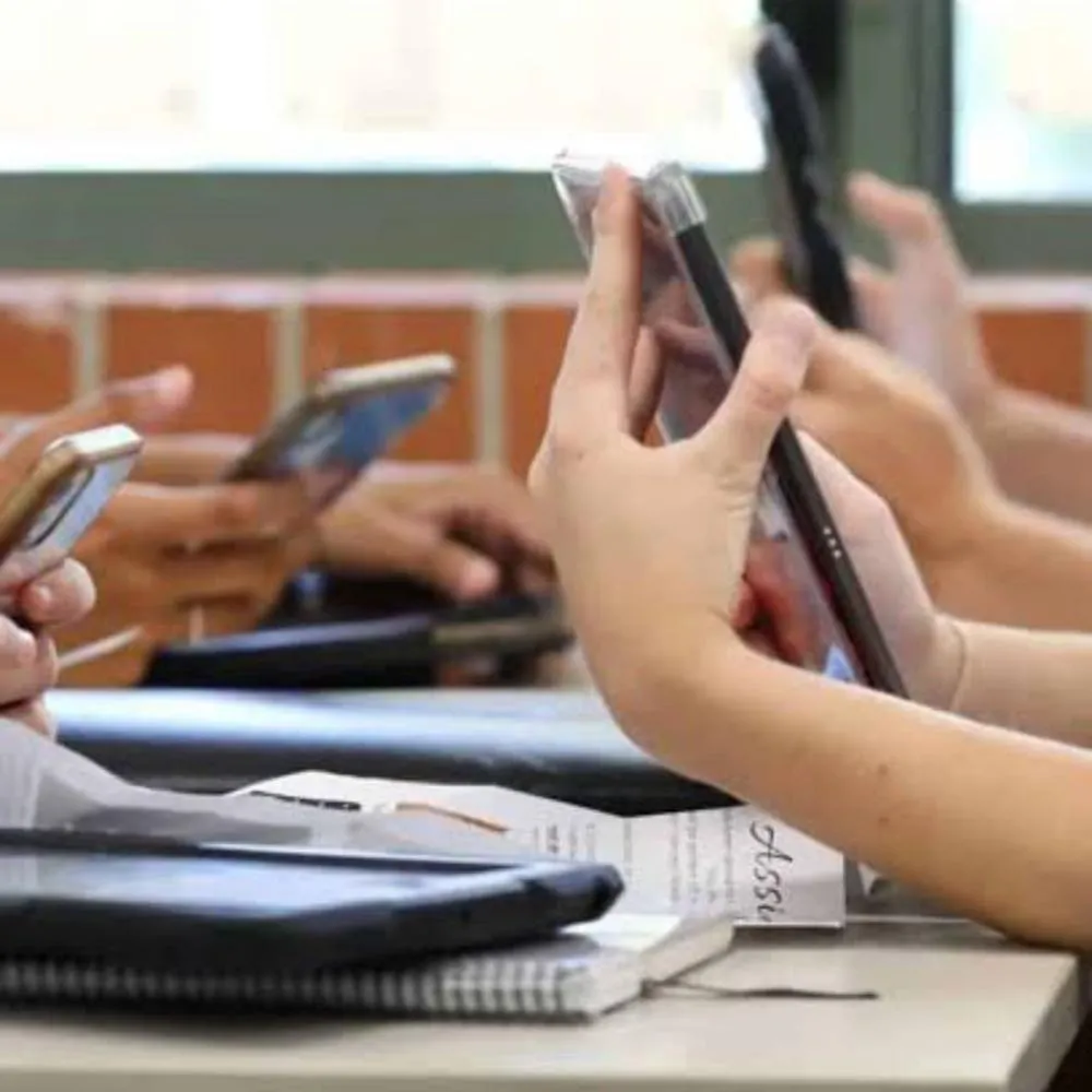 Projeto de lei que proíbe celulares nas escolas de São Paulo é aprovado