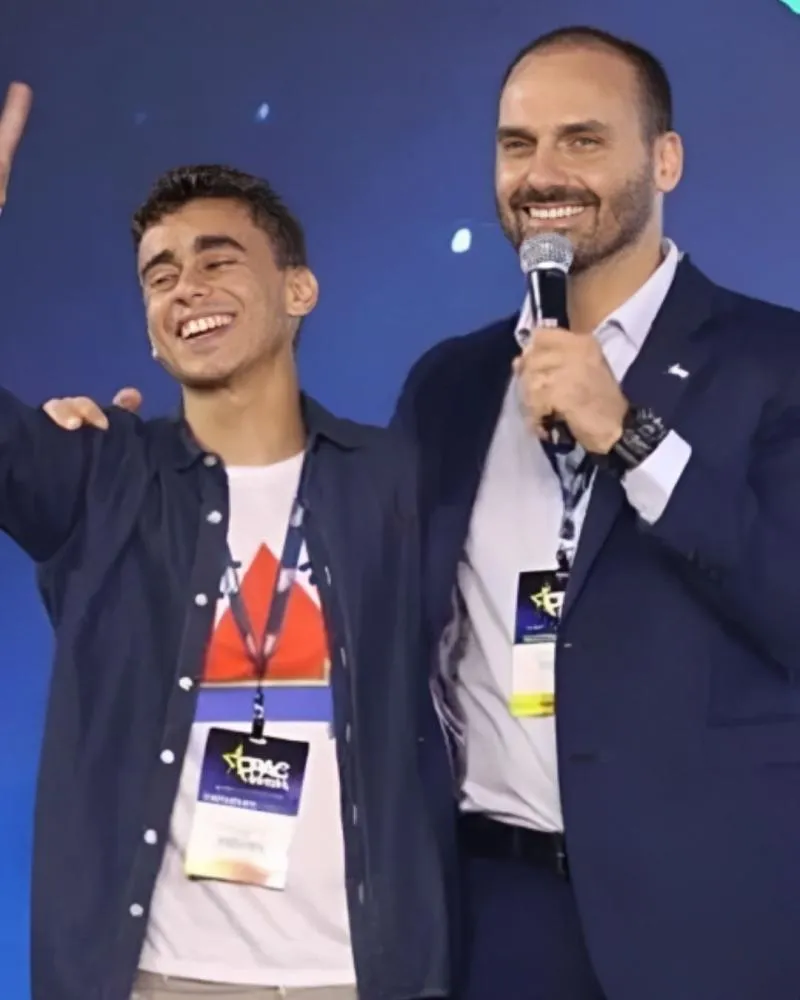 Nikolas Ferreira e Eduardo Bolsonaro “se desencontram” em viagem a El Salvador para discutir segurança pública