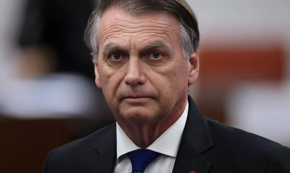Carlos Bolsonaro atualiza estado de saúde do pai com preocupação: “Jamais o vi como está”