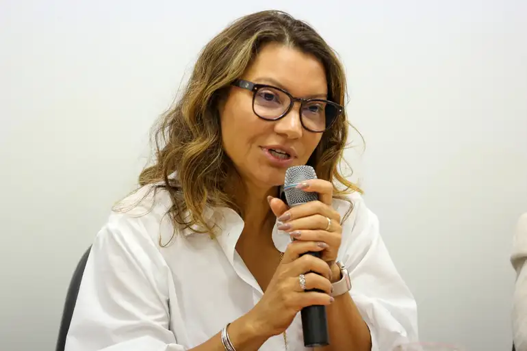 Janja inova no dicionário e comete mais uma gafe, trocando “atrizes” por “atoras”