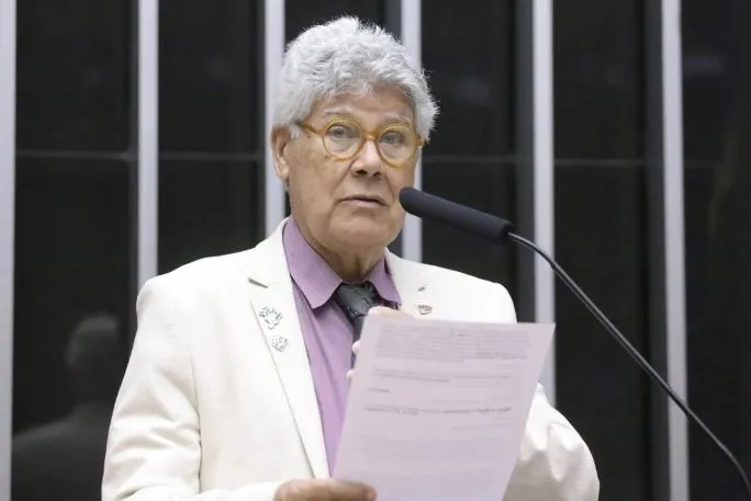“Amor, Ordem e Progresso”: Deputado do PSOL apresenta projeto para mudar lema da bandeira do Brasil. Qual sua opinião?