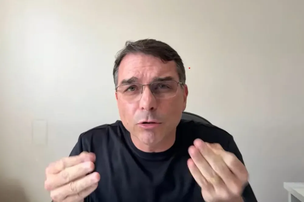 Flávio Bolsonaro mantém vigília por ex-presidente, mas pede apoiadores gonge da PF
