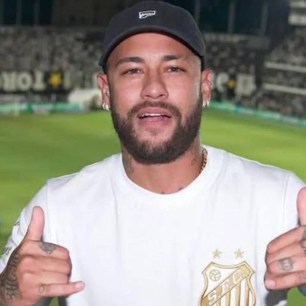 Neymar estuda voltar a jogar no Santos ao mesmo tempo em que planeja comprar o clube