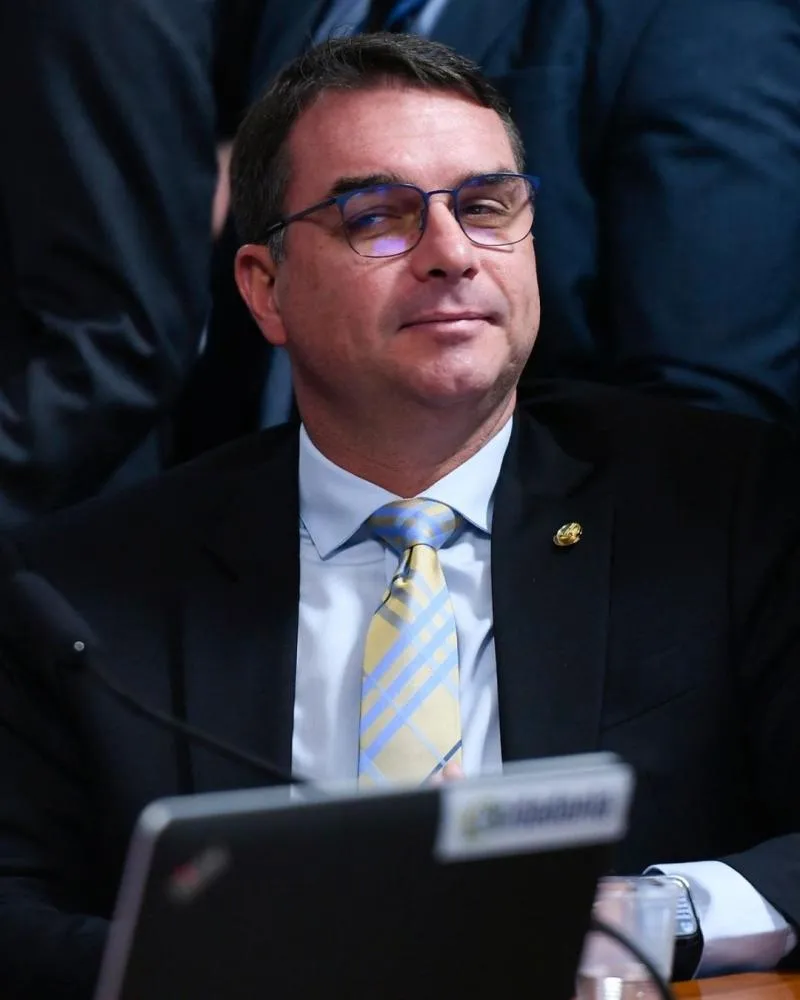 Flavio Bolsonaro faz alerta após visitar seu pai em prisão da PF: “Não é momento para falar de sucessão”