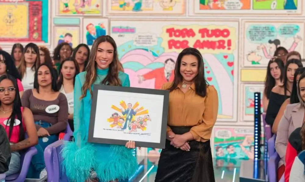 Homenagem de Maurício de Souza a Silvio Santos é entregue pela própria Mônica a Patrícia Abravanel