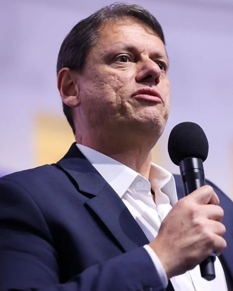 Tarcísio de Freitas eleva tom e afirma em evento “Vamos Livrar o Brasil do PT”