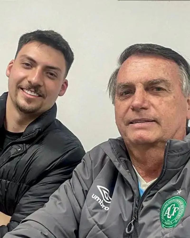 “Está muito mal”, diz Jair Renan após visitar Bolsonaro na prisão na Superintendência da PF