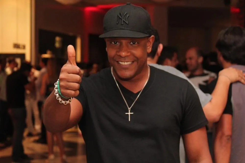 Márcio Victor, vocalista do Psirico, recebe alta hospitalar após cateterismo