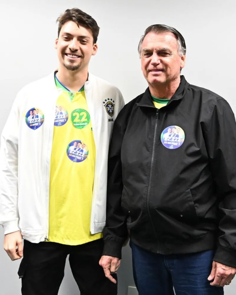 Jair Renan leva caça-palavras para Bolsonaro e revela: “Tentei animar meu velho”