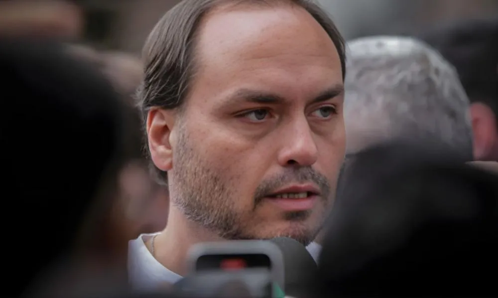 Após PGR pedir prisão domiciliar de Heleno, Carlos lista doenças de Bolsonaro para mudança de regime