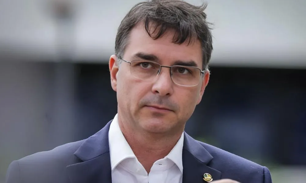 Flávio Bolsonaro se pronuncia após suspensão do salário do pai pelo PL
