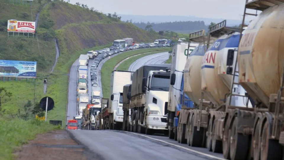 Caminhoneiros preparam paralisação e negam ato pró-Bolsonaro