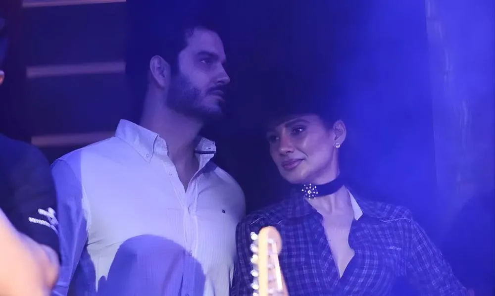 Novo casal? Paula Fernandes é flagrada curtindo show agarradinha em moreno misterioso