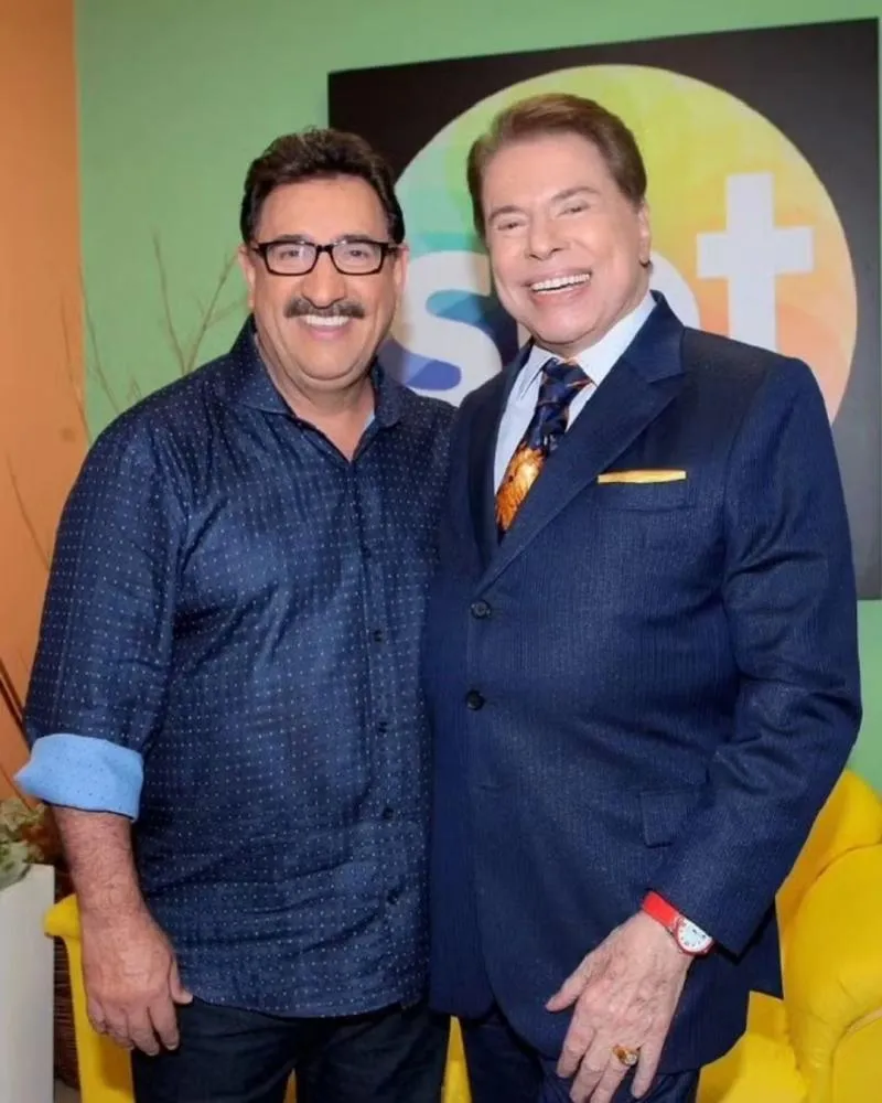 Ratinho mostra presente que recebeu de Silvio Santos e se emociona: “Me ajudou muito na vida”