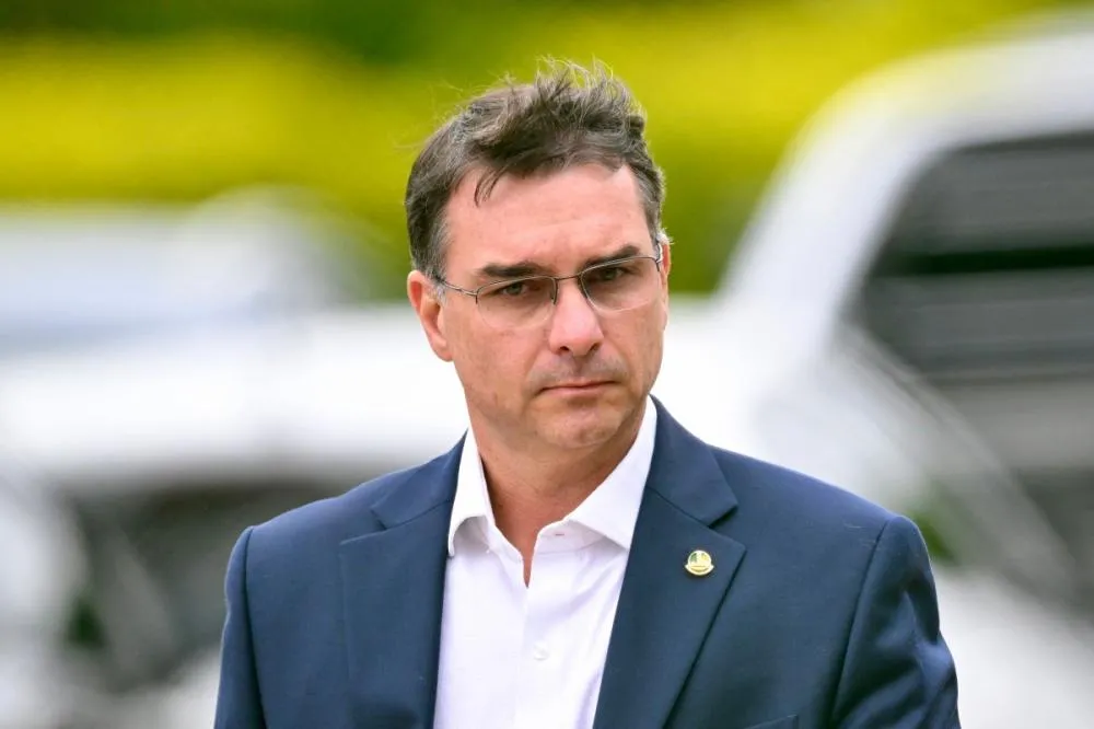 Flávio Bolsonaro aponta condições precárias na prisão do pai e afirma que ambiente é “um cativeiro”