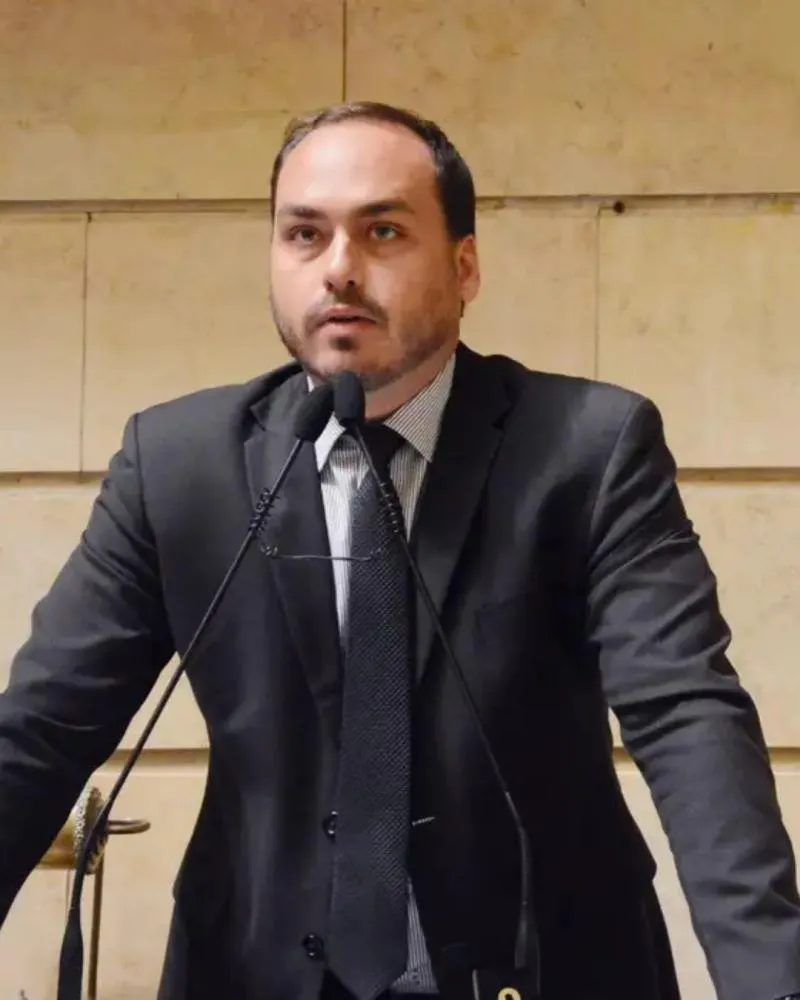 Moraes nega visita de Carlos Bolsonaro ao pai no dia do aniversário