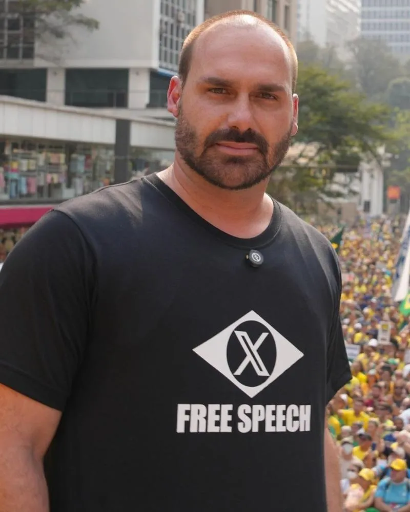 Medalha dada a Eduardo Bolsonaro pelo pai é questionada na Justiça; entenda