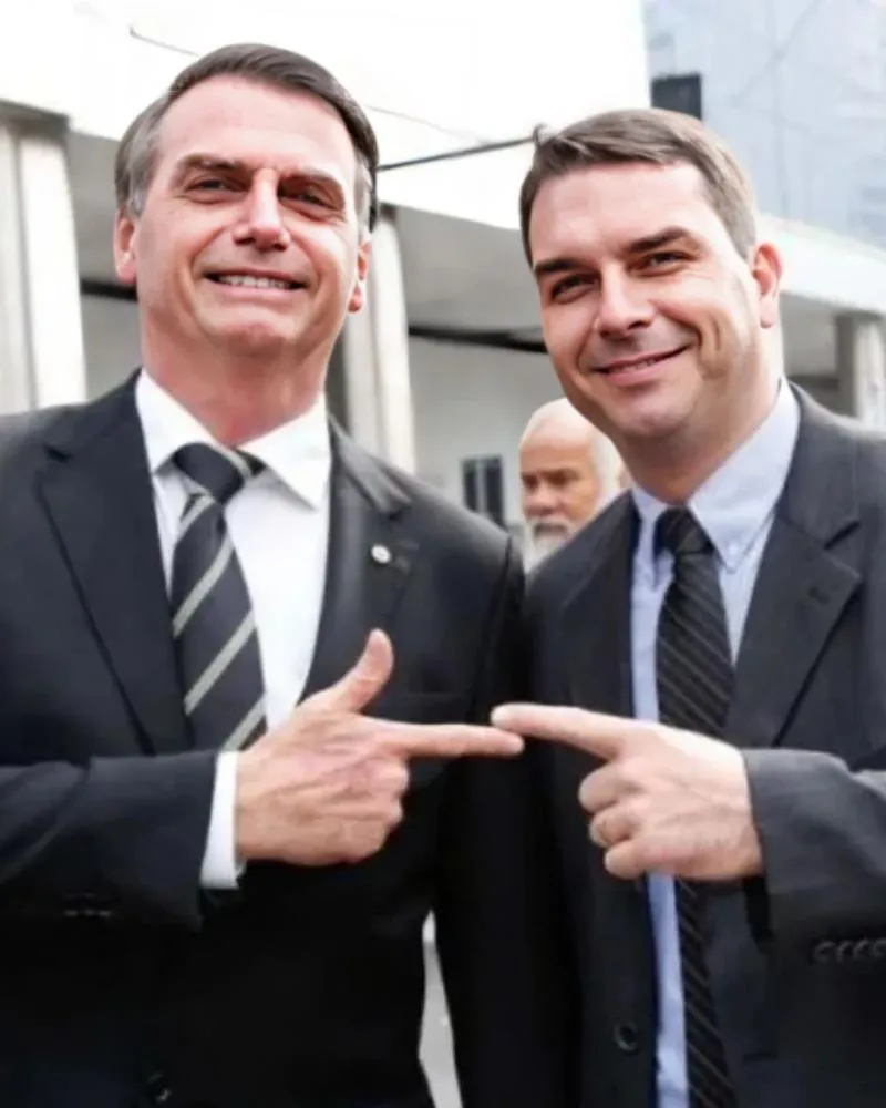 Segundo jornal, Jair Bolsonaro escolhe Flávio Bolsonaro como seu candidato à Presidência em 2026