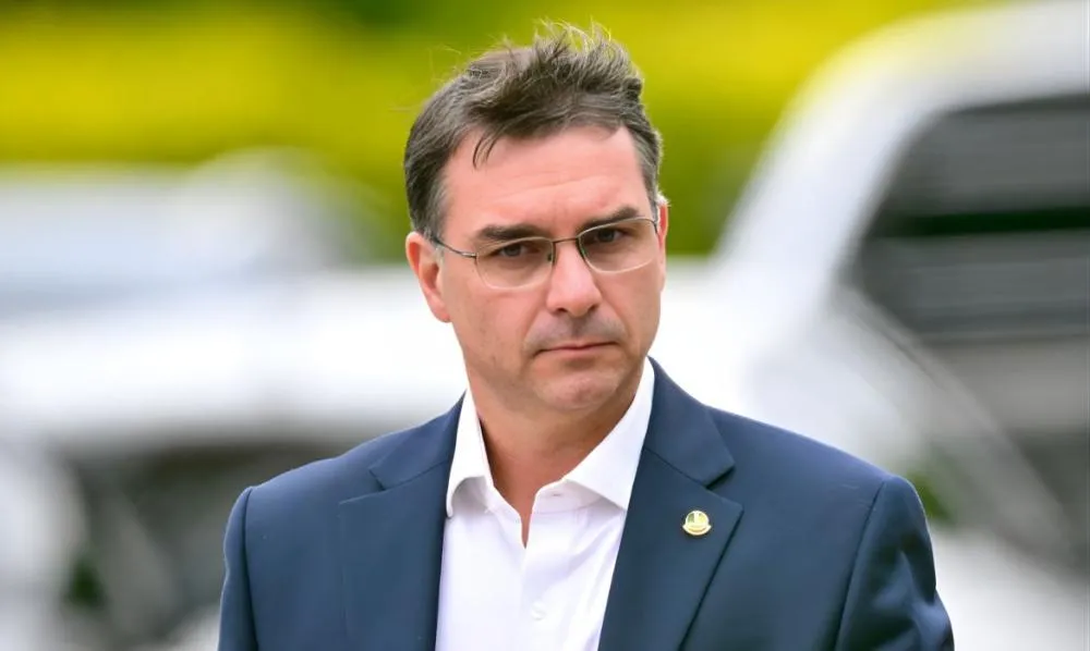 Para Flávio Bolsonaro, somente a derrota de Lula pode salvar Bolsonaro da prisão