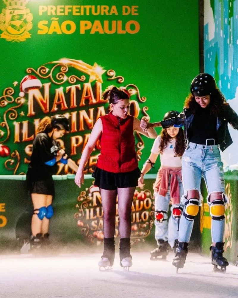 Patinação no gelo no Largo São Bento, em São Paulo, vira atração mais disputada do Natal Iluminado
