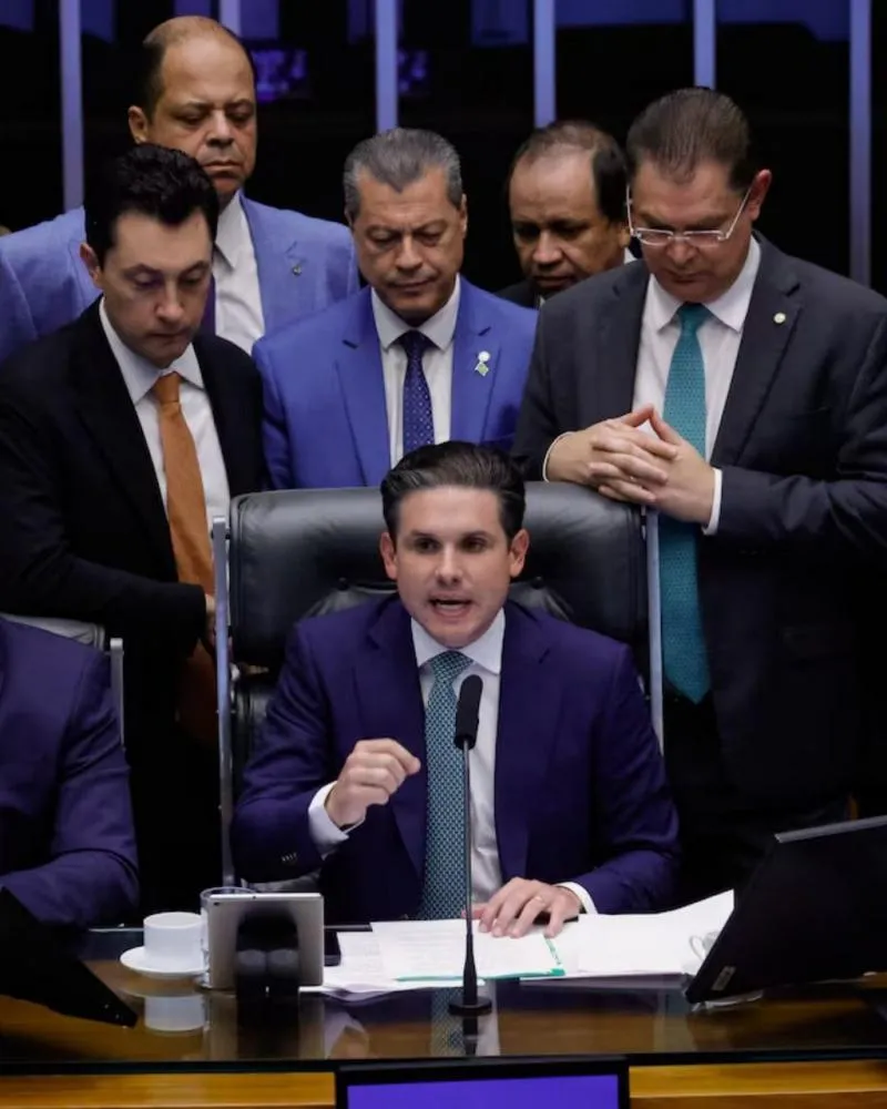 Câmara aprova projeto que reduz penas de Bolsonaro e aliados