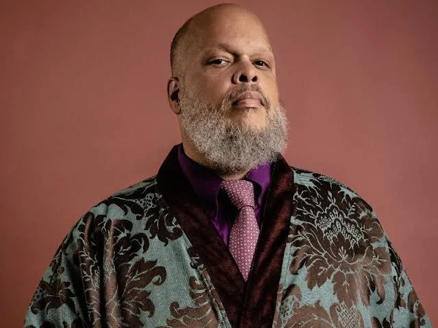 Quem é o famoso cantor que humilhou e demitiu funcionário no meio de show