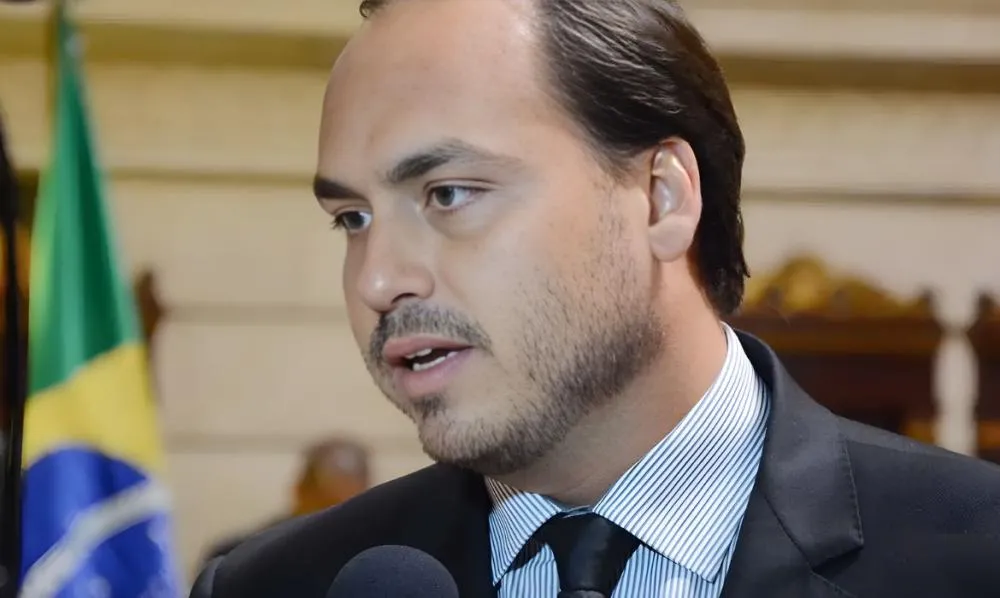 Carlos Bolsonaro renunciará cargo para disputar vaga no Senado por SC