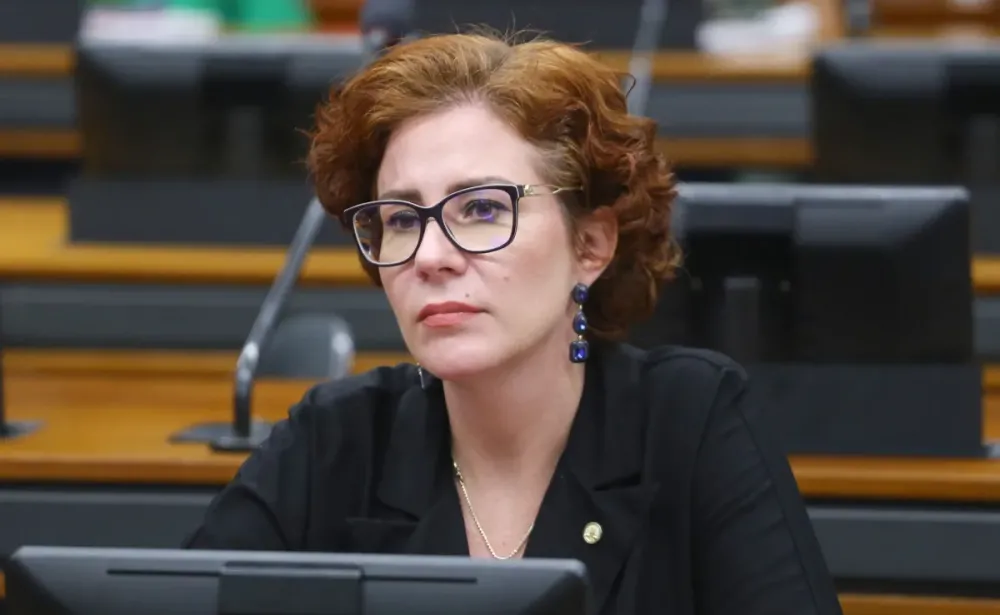 Alexandre de Moraes anula decisão da Câmara e determina perda imediata do mandato de Carla Zambelli