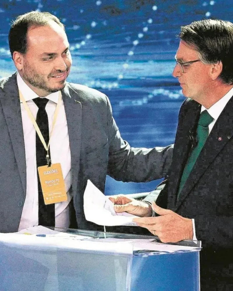 Carlos Bolsonaro divulga vídeo de Jair Bolsonaro com crises de soluço: “Ele precisa de cuidados especiais, é doloroso demais”