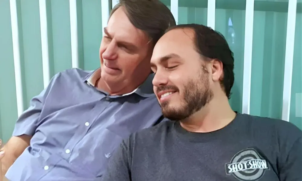 Após crise forte de soluços do pai, Carlos Bolsonaro desabafa: “Tragédia anunciada”