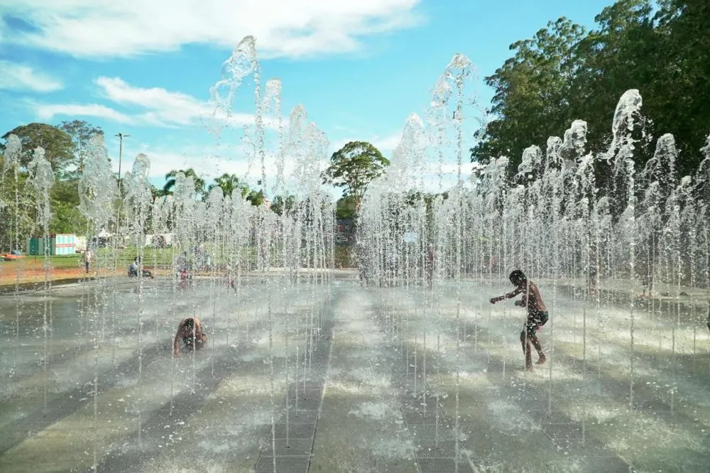 Prefeitura de São Paulo inaugura fonte interativa com iluminação colorida no Parque do Carmo