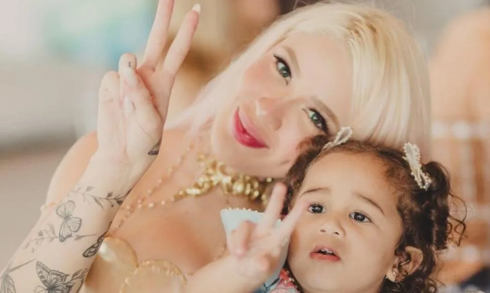 Karoline Lima compartilha 1° dia de aula da filha e desabafa: "Quem chora é a mãe"