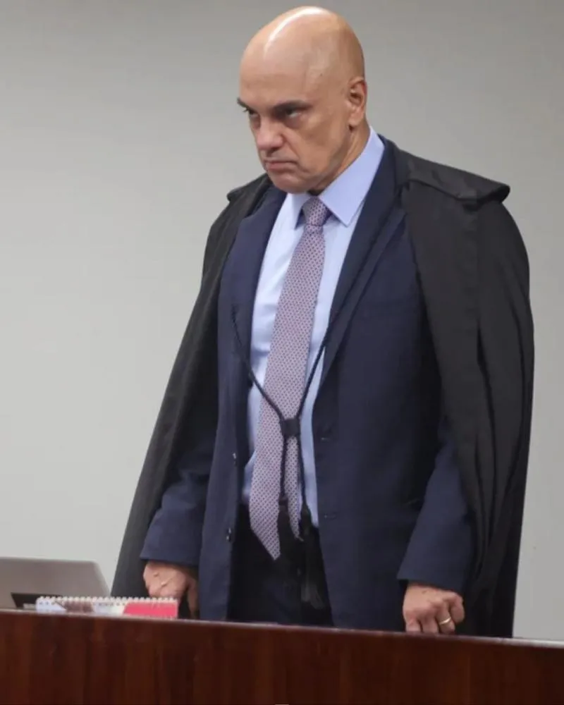 Alexandre de Moraes aparece rouco em julgamento importante e brinca: “Acidente de trabalho”