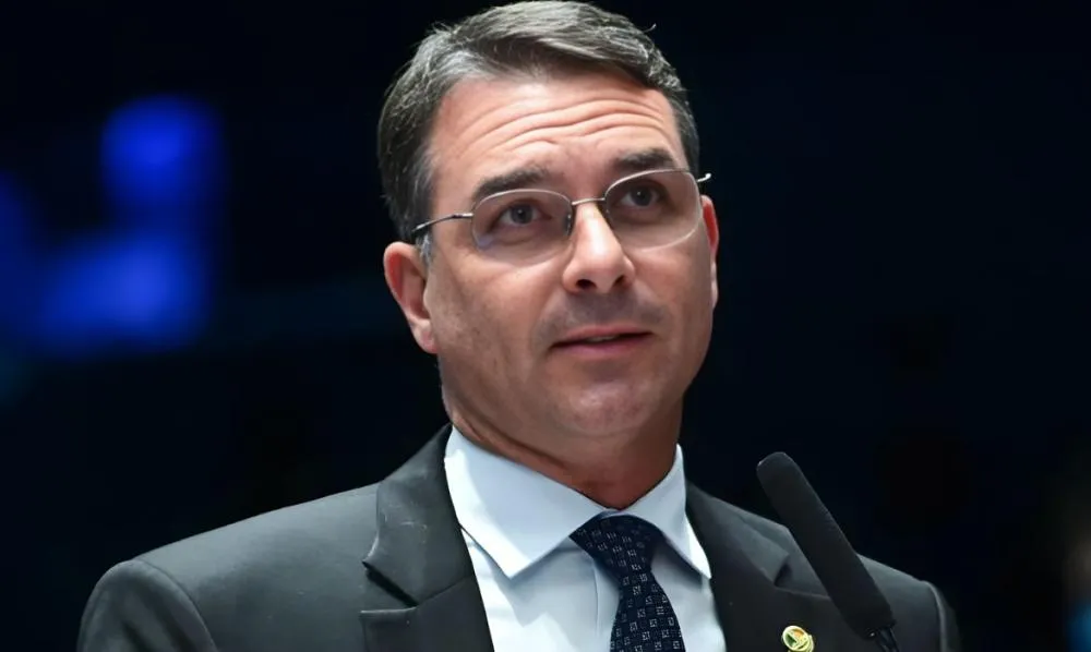 Flávio Bolsonaro aponta qual foi principal erro do governo do pai; veja