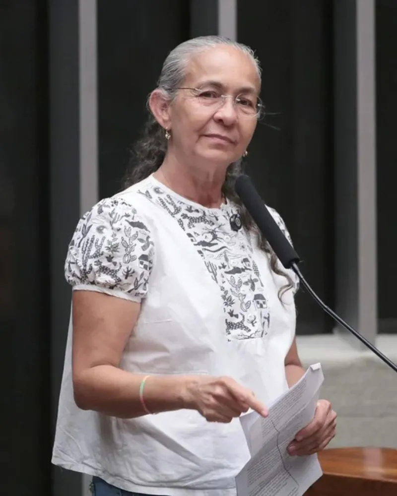 Deputada ex-PT toma posse na Câmara e critica governo Lula: “Quem for podre, que se quebre”
